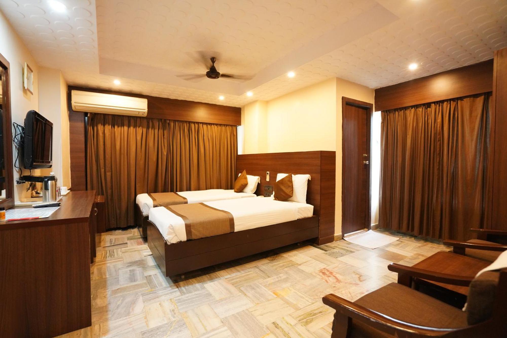 Hotel Jaya Residency Kākināda Esterno foto